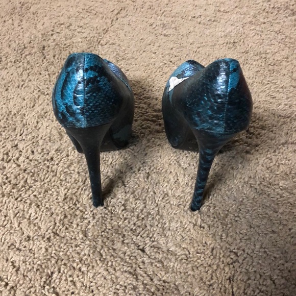 Blue snake style heels - Picture 3 of 6